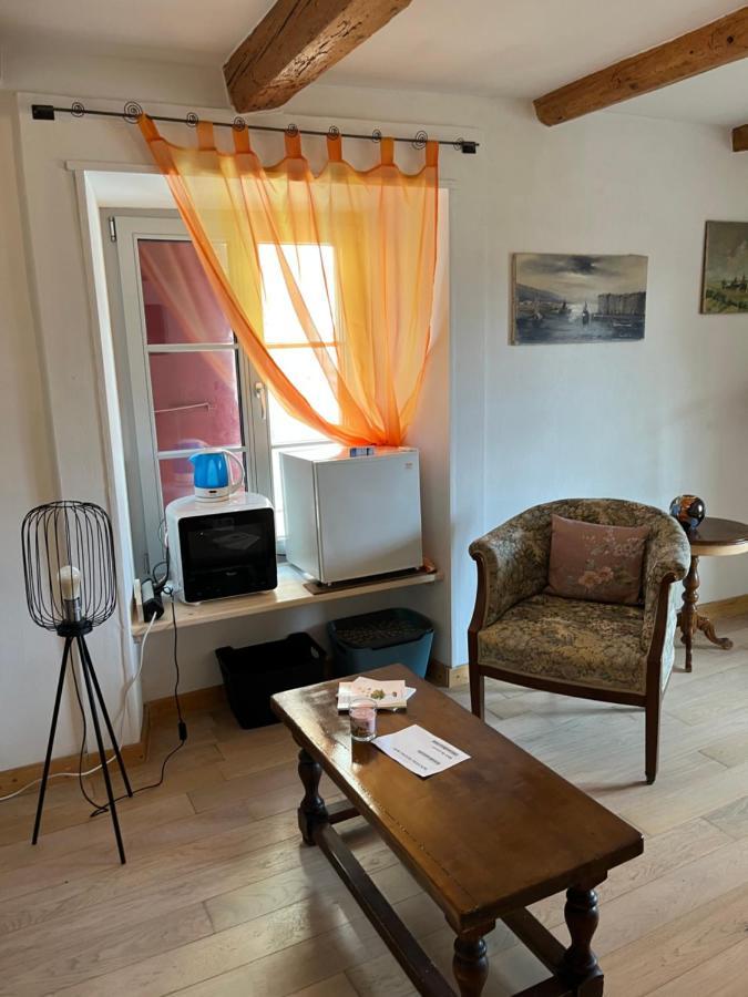 Chambre Papillon Avec Acces Terasse La Neuveville Luaran gambar