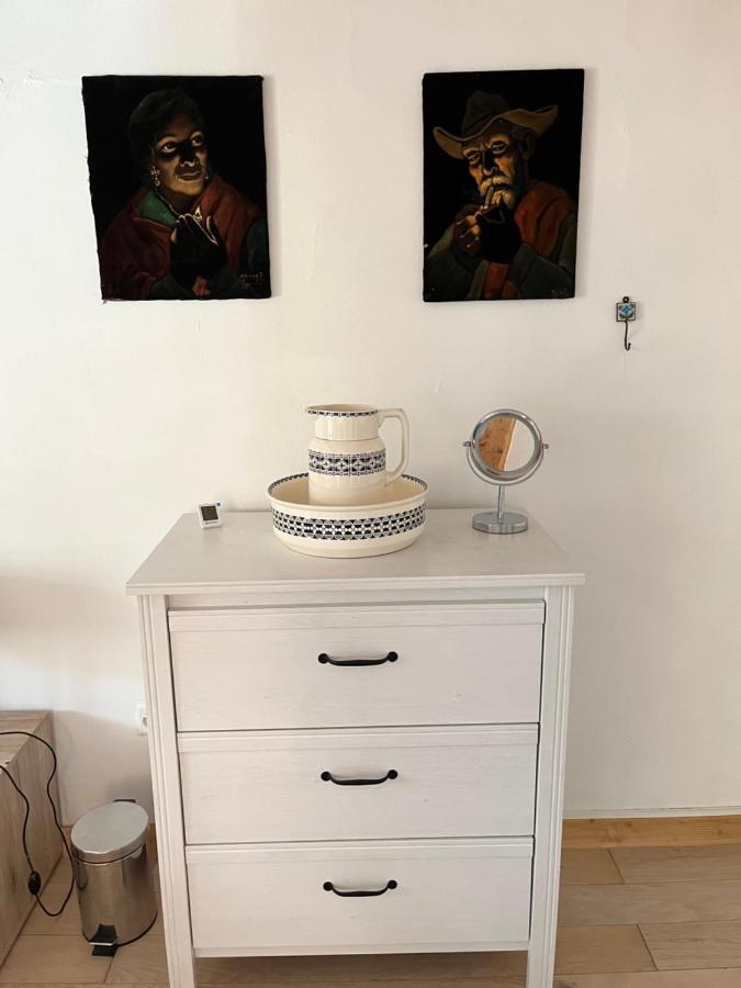 Chambre Papillon Avec Acces Terasse La Neuveville Luaran gambar